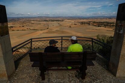 Luis Severo Fernández y Mircea Candea, vecinos de Castejón, en el mirador de José Luis Perales, natural de esta localidad conquense. 