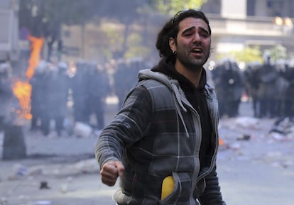 Un manifestante griego, durante los enfrentamientos con la policía en el centro de Atenas.