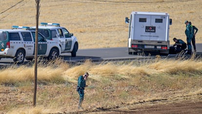 Tras el furgón blindado de la foto se refugiaron de las balas los heridos y la policía.
