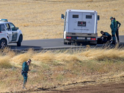 Efectivos de la Guardia Civil en la carretera de Argamasilla de Calatrava a Villamayor de Calatrava, esta mañana.