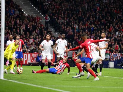 Memphis Depay anota frente al Sevilla en los cuartos de final de la Copa del Rey.