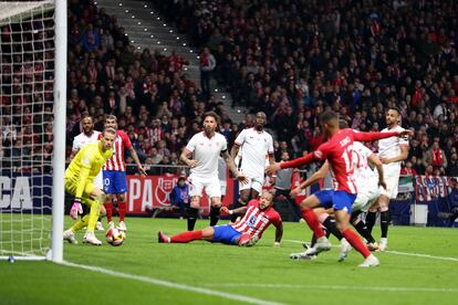 Memphis Depay anota frente al Sevilla en los cuartos de final de la Copa del Rey.