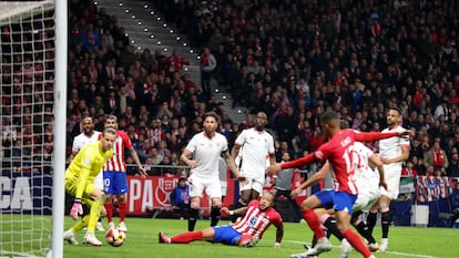 Memphis Depay anota frente al Sevilla en los cuartos de final de la Copa del Rey.