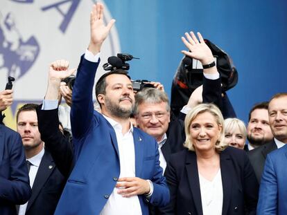 O vice-primeiro ministro italiano Matteo Salvini e Marine Le Pen, líder do partido francês Reagrupação Nacional, durante evento de partidos europeus nacionalistas e de extrema direita em Milão, Itália, no dia 18 de maio 