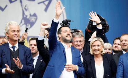 O vice-primeiro ministro italiano Matteo Salvini e Marine Le Pen, líder do partido francês Reagrupação Nacional, durante evento de partidos europeus nacionalistas e de extrema direita em Milão, Itália, no dia 18 de maio