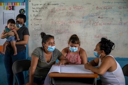 Varias mujeres hondureñas en riesgo de desplazamiento atienden sus clases para emprender y ser autónomas en la comunidad rural 23 de septiembre.