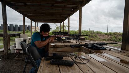 Harry Guevara practica en un campo de tiro de Los Fresnos, (Texas) el 22 de junio de 2024.