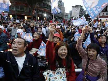 Simpatizantes del presidente taiwanés celebran la victoria de su candidato.