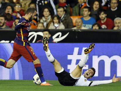 El defensa del Valencia Gayá cae ante Aleix Vidal del Barcelona.
