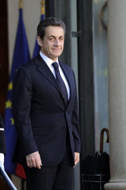 El presidente francés, Nicolás Sarkozy, hoy en el Elíseo a la espera del primer ministro de Líbano, Najib Mikati.