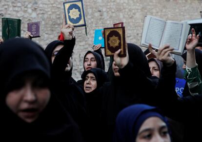 Un grupo de mujeres muestra ejemplares del Koran en una protesta ante el consulado sueco en Estambul (Turquía) contra la quema del texto religioso, el domingo.