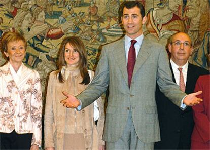 En la imagen, el príncipe Felipe y su prometida, junto a la vicepresidenta primera del Gobierno.