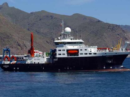El buque oceanográfico británico <i>James Cook,</i> ayer en aguas de Tenerife.