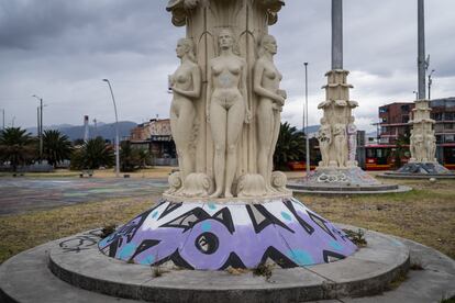 Grafiti en la base de una de las esculturas, en el Monumento a las Banderas, en Bogotá, el 11 de septiembre de 2024.