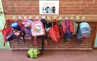 Mochilas en un colegio público madrileño. 