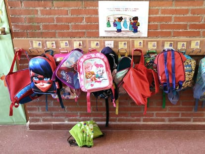 Mochilas en un colegio público madrileño. 