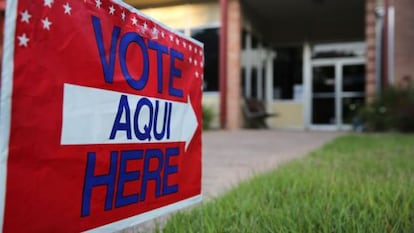 A bilingual election poll sign in the US.