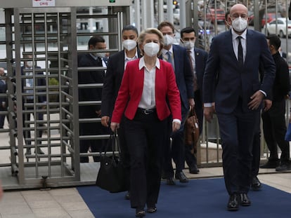 La presidenta de la Comisión Europea, Ursula von der Leyen, y el jefe del Consejo Europeo, Charles Michel, durante su viaje a Turquía la semana pasada.