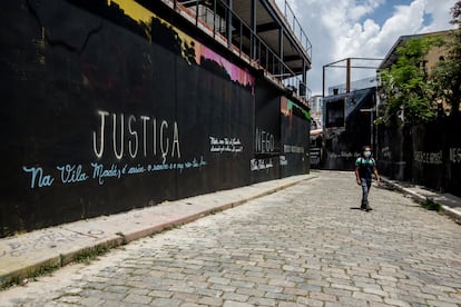 Mural coberto com tinta preta e a palavara "Justiça" no Beco do Batman, na Vila Madalena, em São Paulo.