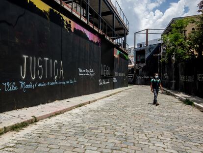 Mural coberto com tinta preta e a palavara "Justiça" no Beco do Batman, na Vila Madalena, em São Paulo.