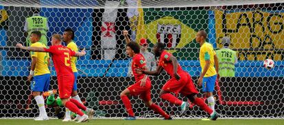 Los belgas celebran el gol de Fernandinho en propia puerta.