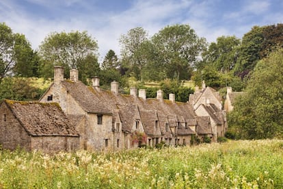 Arlington Row es la estampa por excelencia de este pueblo. Una imagen grabada en los pasaportes británicos y que recrea los antiguos almacenes de lana del siglo XIV que se conglomeran junto al río Coln. Bibury es un lugar idílico presidido por la iglesia de Santa María, varios de cuyos vestigios se encuentran en el Museo Británico de Londres.