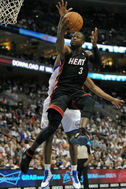 Dwayne Wade, de Miami Heat, se dispone a encestar, en el encuentro ante los Philadelphia 76ers, ayer, en el Wells Fargo Center.