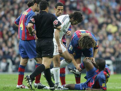 Márquez, Belletti, Raúl y Puyol (de izquierda a derecha) y el árbitro, Ramírez, rodean a Eto&#39;o al lesionarse.