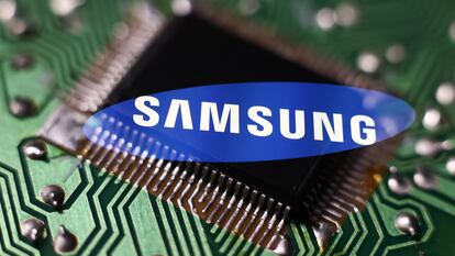 Logo de Samsung sobre un microchip.