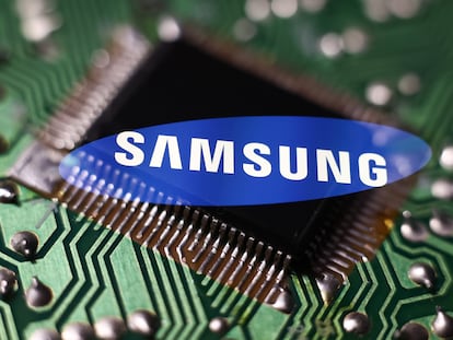 Logo de Samsung sobre un microchip.