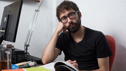 Aitor Nieto, estudiante de Trabajo Social en la UB, en el comedor de su casa.