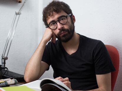 Aitor Nieto, estudiante de Trabajo Social en la UB, en el comedor de su casa.