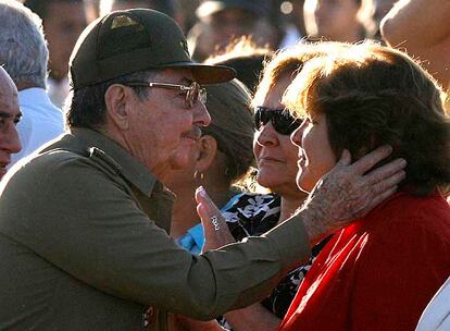 Raúl Castro saluda a Aleida Guevara, hija del Che, en presencia de su viuda, Aleida March.