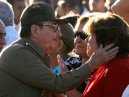 Raúl Castro saluda a Aleida Guevara, hija del Che, en presencia de su viuda, Aleida March.