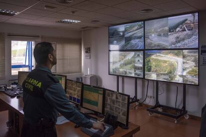 El centro de control de la frontera de la Guardia Civil está siempre alerta. El 26 de julio, 612 subsaharianos consiguieron derribar parte de la valla con ayuda de cizallas y radiales. Entraron por una zona de vaguada, donde los sensores térmicos funcionan con menos precisión. El 23 de agosto otros 116 migrantes consiguieron entrar y la mayoría fueron devueltos a Marruecos menos de 24 horas después. Los agentes creen que el riesgo de un nuevo asalto es mínimo. "El acuerdo de devolución ha aliviado la presión", aseguran.