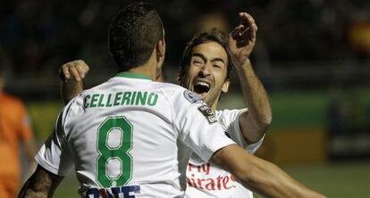 Raúl González, celebra el gol de su compañero Cellerino.