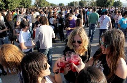 Miles de estudiantes se concentraron ayer en el campus universitario de Teatinos, en Málaga, para celebrar un <i>macrobotellón</i> al aire libre.