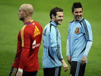 Spain&#039;s players Jos&eacute; Reina (L), Juan Mata (C) and David Villa attend a training session at El Molin&oacute;n stadium on Thursday.