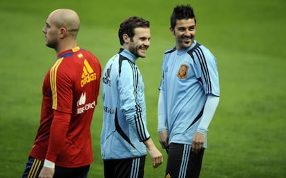 Spain's players José Reina (L), Juan Mata (C) and David Villa attend a training session at El Molinón stadium on Thursday.