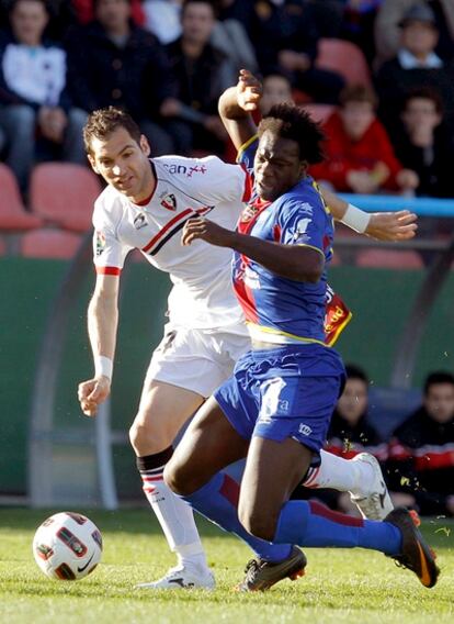 Caicedo pelea un balón durante el partido.
