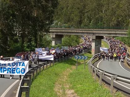 Miles de personas vestidas de luto recorrieron hoy Xove para evitar "el entierro económico" que supondrá el cierre de Alcoa.