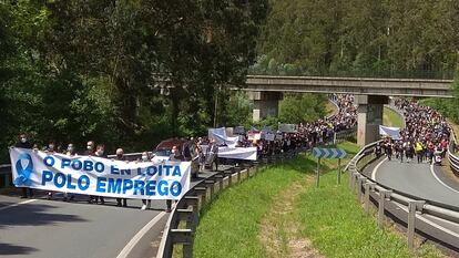 Miles de personas vestidas de luto recorrieron hoy Xove para evitar "el entierro económico" que supondrá el cierre de Alcoa.