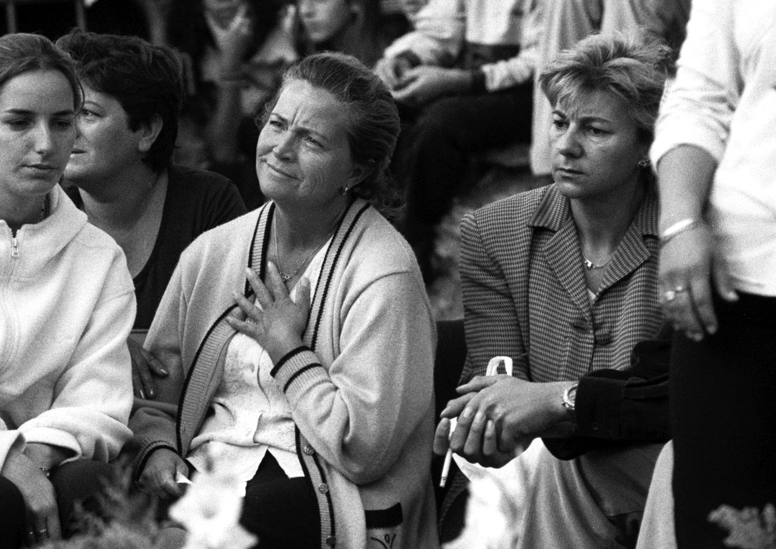 Alicia Hornos, madre de Rocío Wanninkhof (con una mano en el pecho), junto a Dolores Vázquez (a la derecha) en una misa, el 9 de noviembre de 1999, cuando la joven hubiera cumplido 20 años.