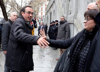 El exconseller de Territorio y actual diputado de Junts per Catalunya (JxCat), Josep Rull, se despide de su mujer en la puerta del Tribunal Supremo, tras un receso para comer, a la espera de que el juez Pablo Llarena decida si decreta su ingreso en prisión provisional. 