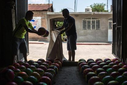 Chichihualco llegó a tener 70 talleres de balones. Hacían unos 60.000 al mes. Hoy son 15 talleres y fabrican 15.000.