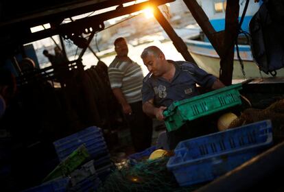 Ha habido períodos de descanso desde entonces, pero en general, en la última década, el límite se ha mantenido igual. Es decir, las aguas se han convertido en objeto de sobrepesca, los peces escasean. Gaza ahora tiene que importar desde Israel y otras granjas de peces. En la imagen, un pescador palestino transporta un contenedor con pescado en el puerto de Gaza.