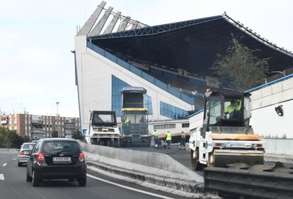 El Ayuntamiento de Madrid desvió la M-30 a través del antiguo césped del estadio Vicente Calderón mientras se ejecutaron las obras para el desmontaje de la grada que descansa sobre esta vía de circunvalación. En la imagen, la salida de Virgen del Puerto de la M-30, el pasado noviembre.