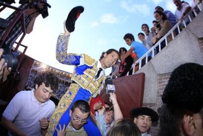 César Jiménez sale por la Puerta Grande de las Ventas tras cortar una oreja a cada uno de sus toros.