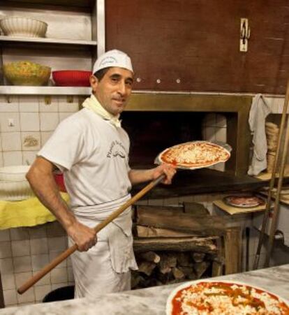 Gilberto Mura prepara pizzas en el restaurante Baffetto, en Roma.