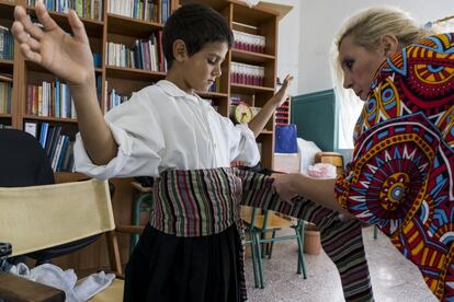 En la preparación para el desfile del Día del No, el pasado 28 de octubre, Tsialera ayuda a Christos a ponerse el traje tradicional de las islas del Dodecaneso. Los desfiles militares y estudiantiles se llevan a cabo en todo el país. Pero aquí, la única persona que marchó fue Christos. Llevaba la bandera griega y vestía el traje que le regaló un grupo tradicional de danzas folclóricas de Leros, una isla cercana.